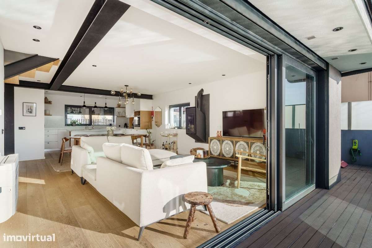 Moradia V3+1 totalmente renovada com vista mar-14