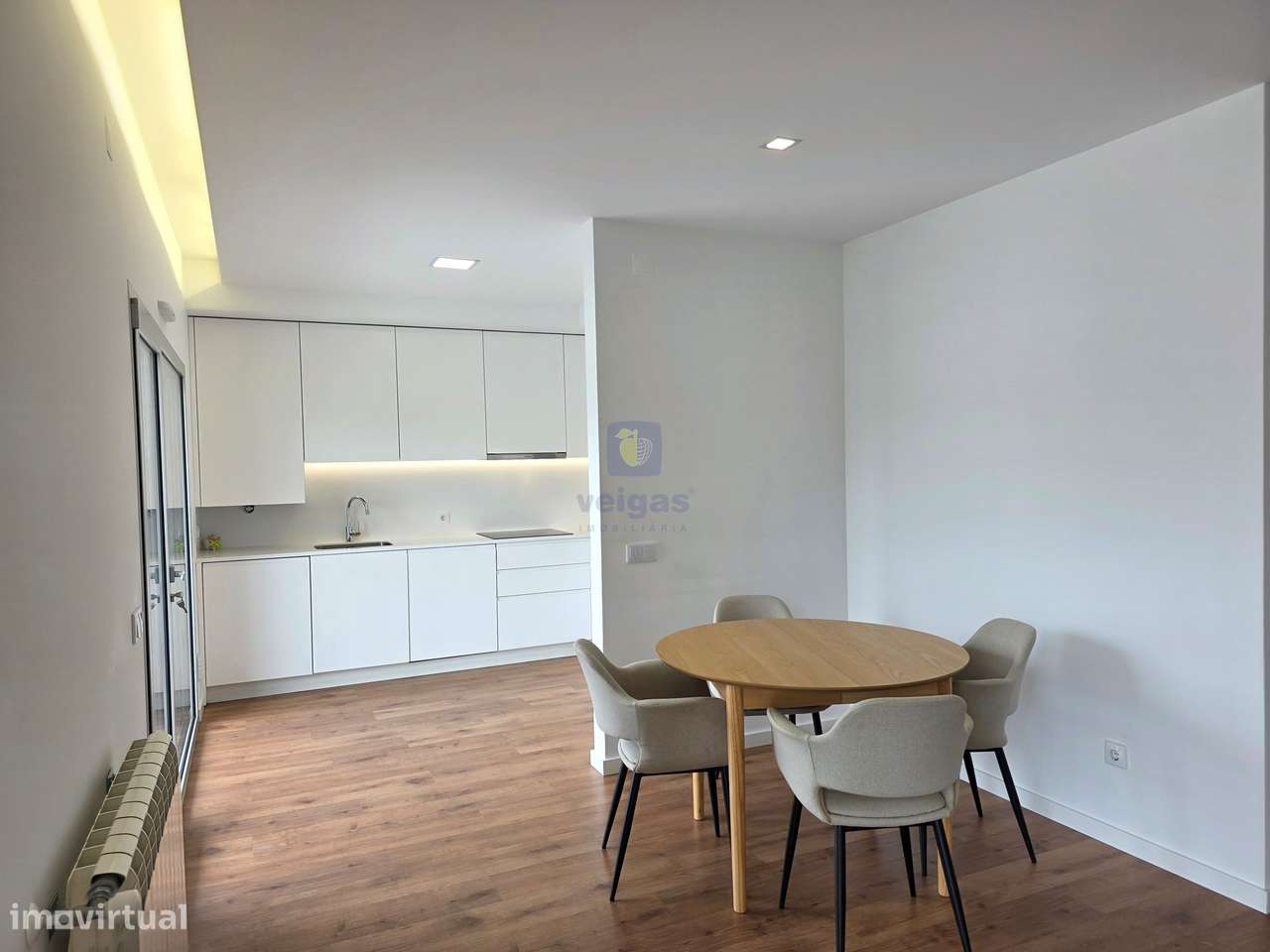 Apartamento semi-novo, T2, 2 WC, box p/ 2 carros e arrumos, em Leiria-7