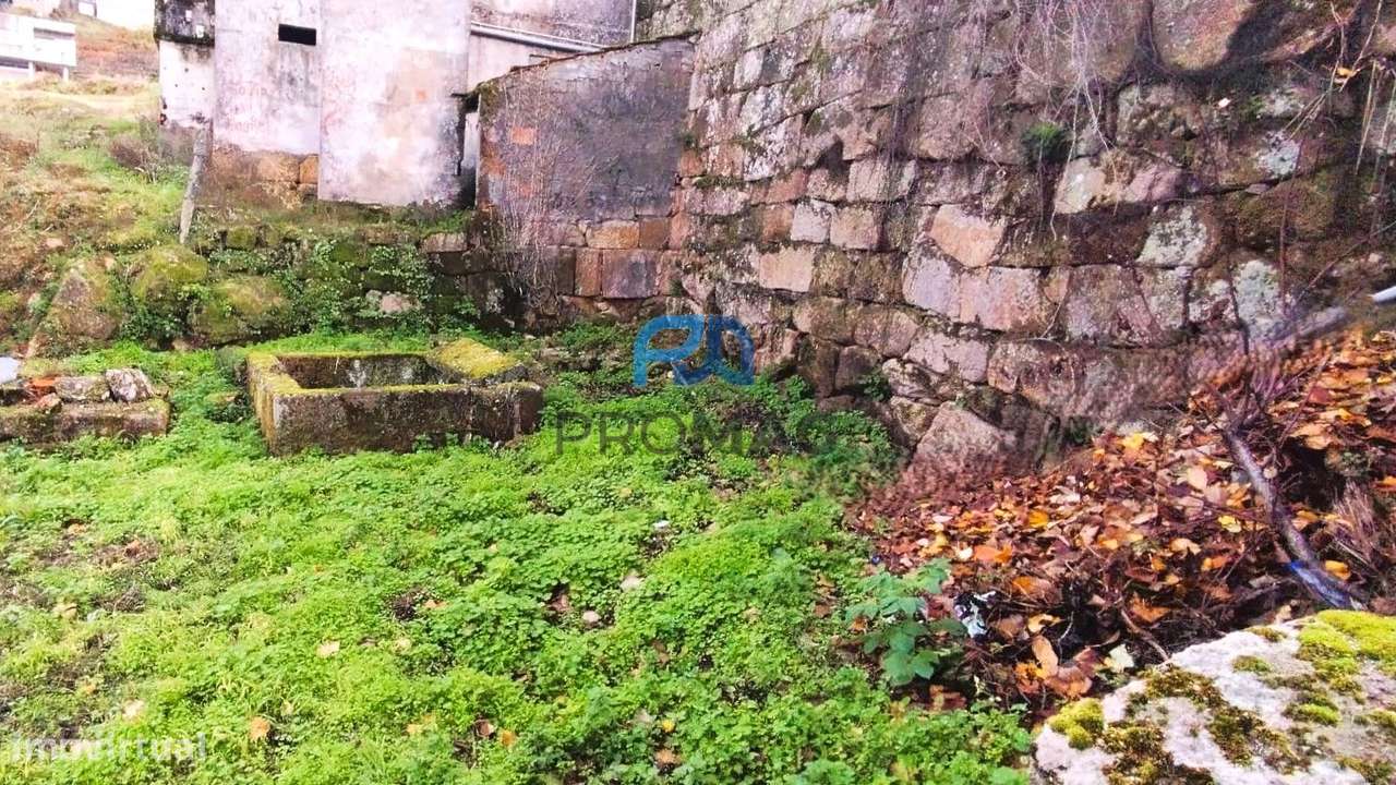 Moradia V3 para Recuperar em São Martinho de Mouros-19