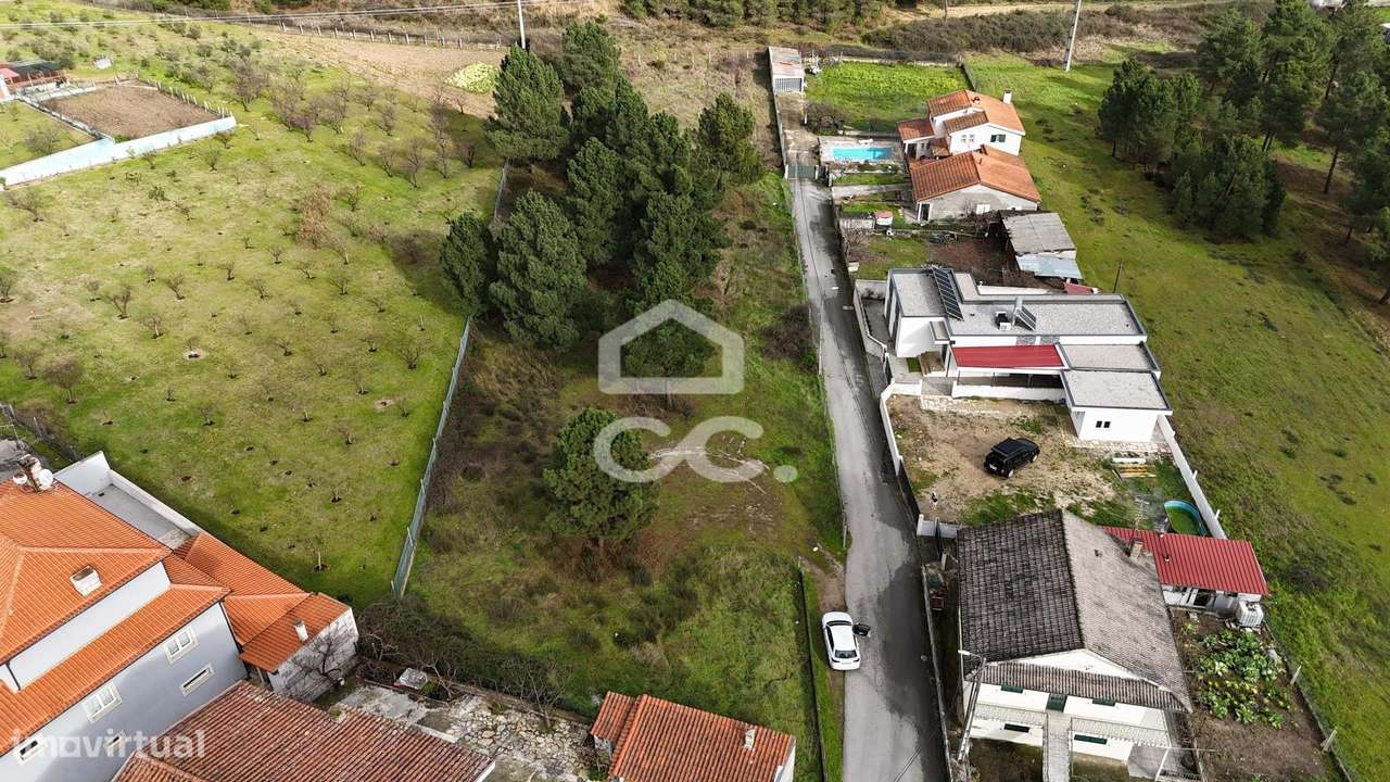 Pequena quinta (área de 4.742 m2), com cerca de 4.000 m2 de solo  urb - Grande imagem: 5/17