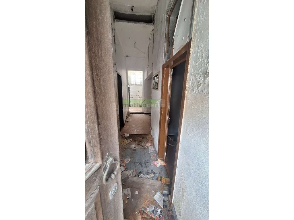 Moradia T2 com 2 Pisos no Coração de Campolide, Lisboa-19