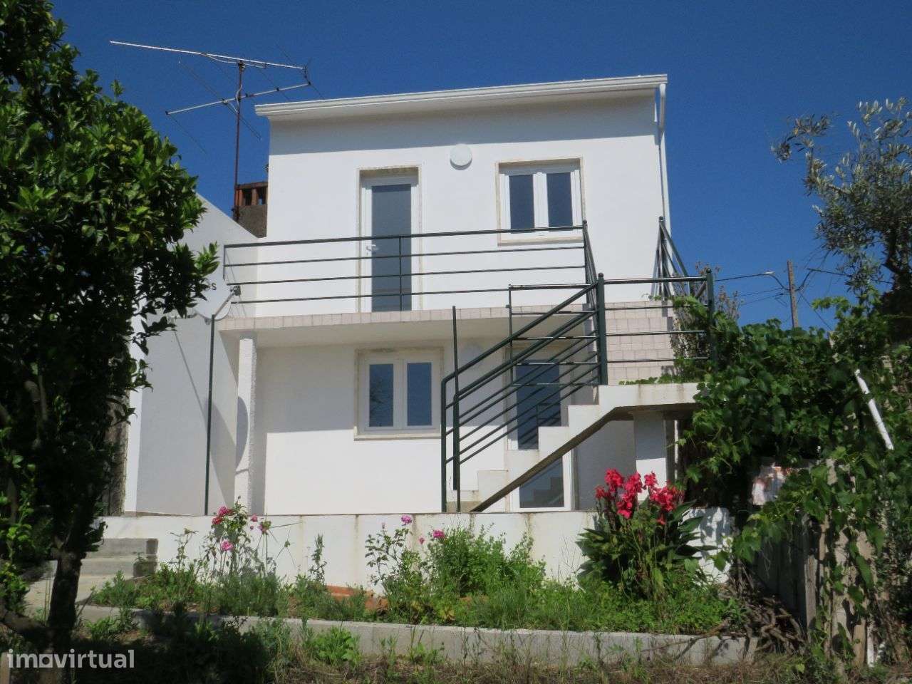 Vende-se Fração A - R/C Moradia Bifamiliar toda remodelada - Grande imagem: 2/30