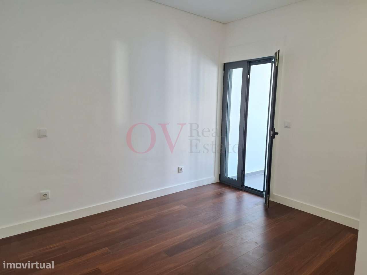 Apartamento T4 com remodelação total na rotunda da Boavista-13