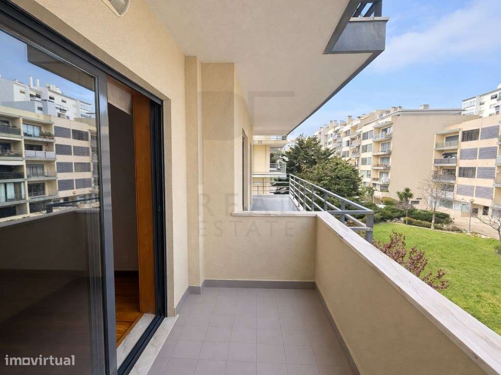 Excelente T3 com suíte, 3 varandas e garagem box em Cascais-18