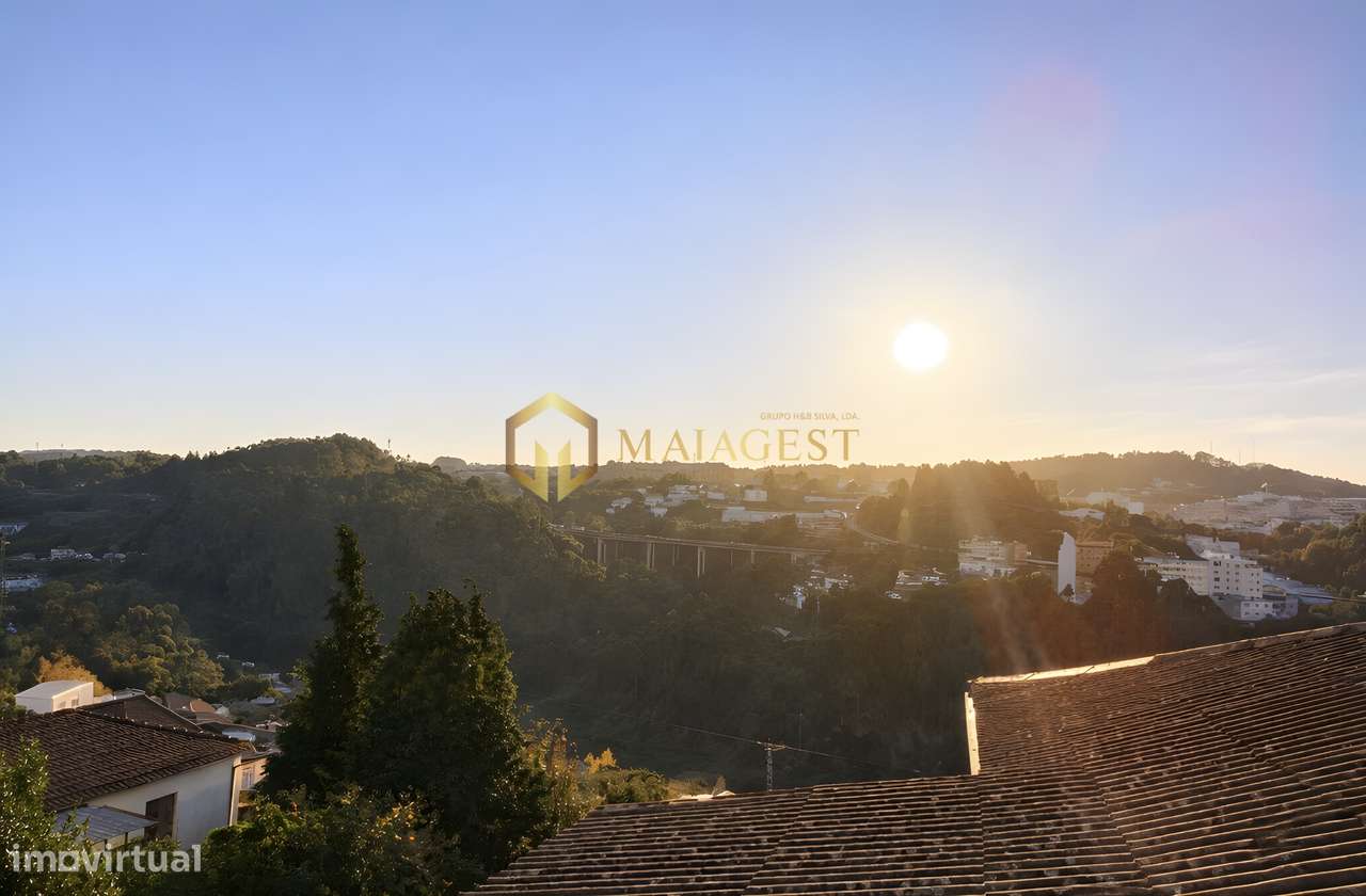 Moradia de Grande Dimensão com Anexos e Terreno - Grande imagem: 5/12