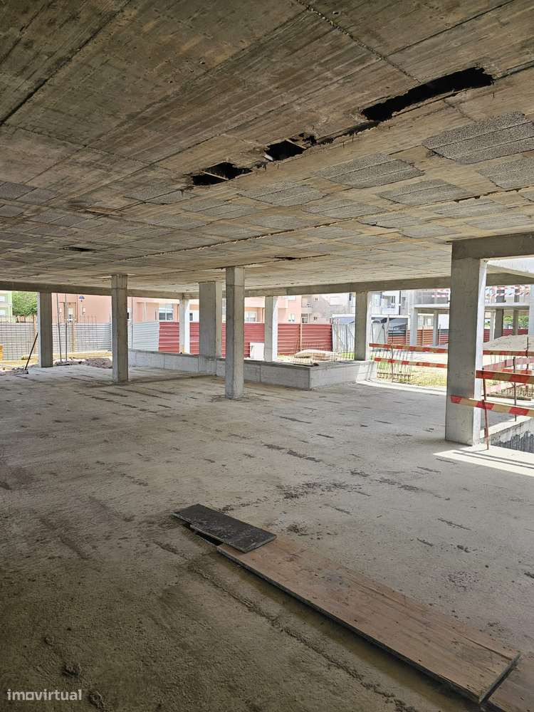 Apartamento T2 moderno com piscina e garagem-31