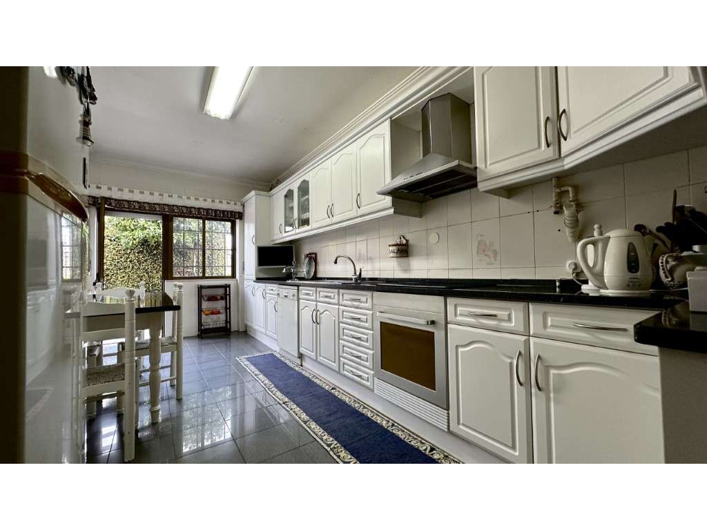 Moradia T5 com Sótão, Jardim Privado e Churrasqueira - Carnaxide-8