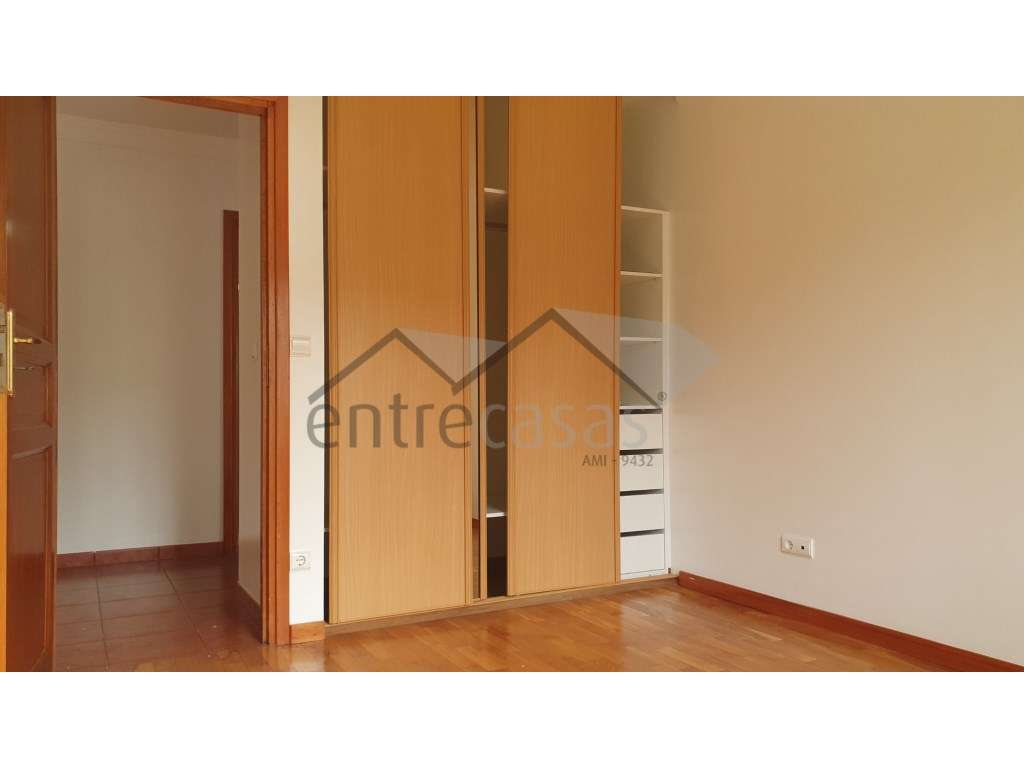 Prédio/Moradia T5 independente-16
