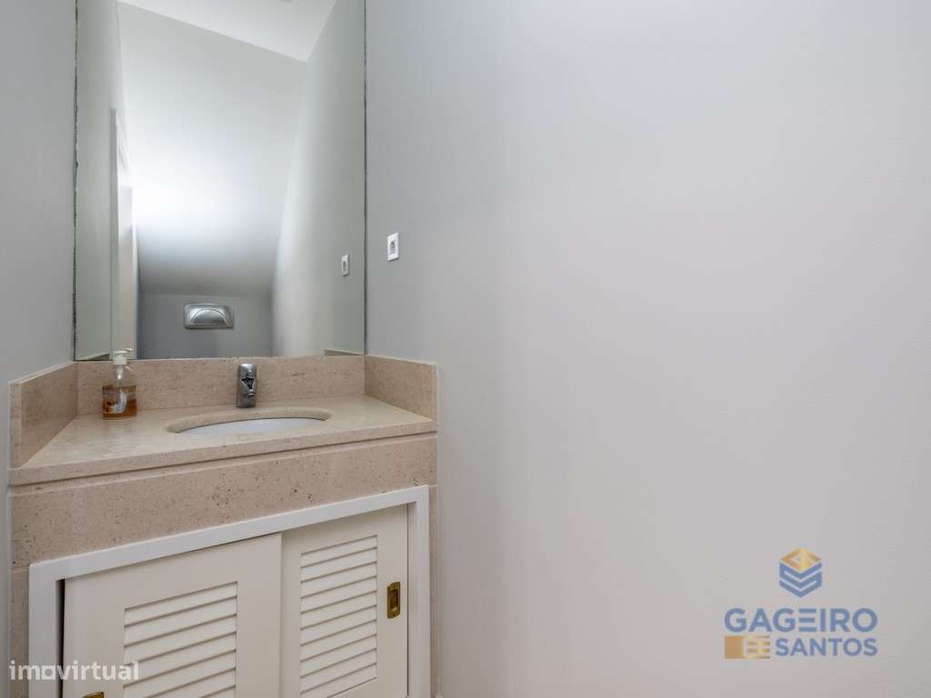 Apartamento Único com Charme Histórico e Conforto Moderno a Passos ...-26
