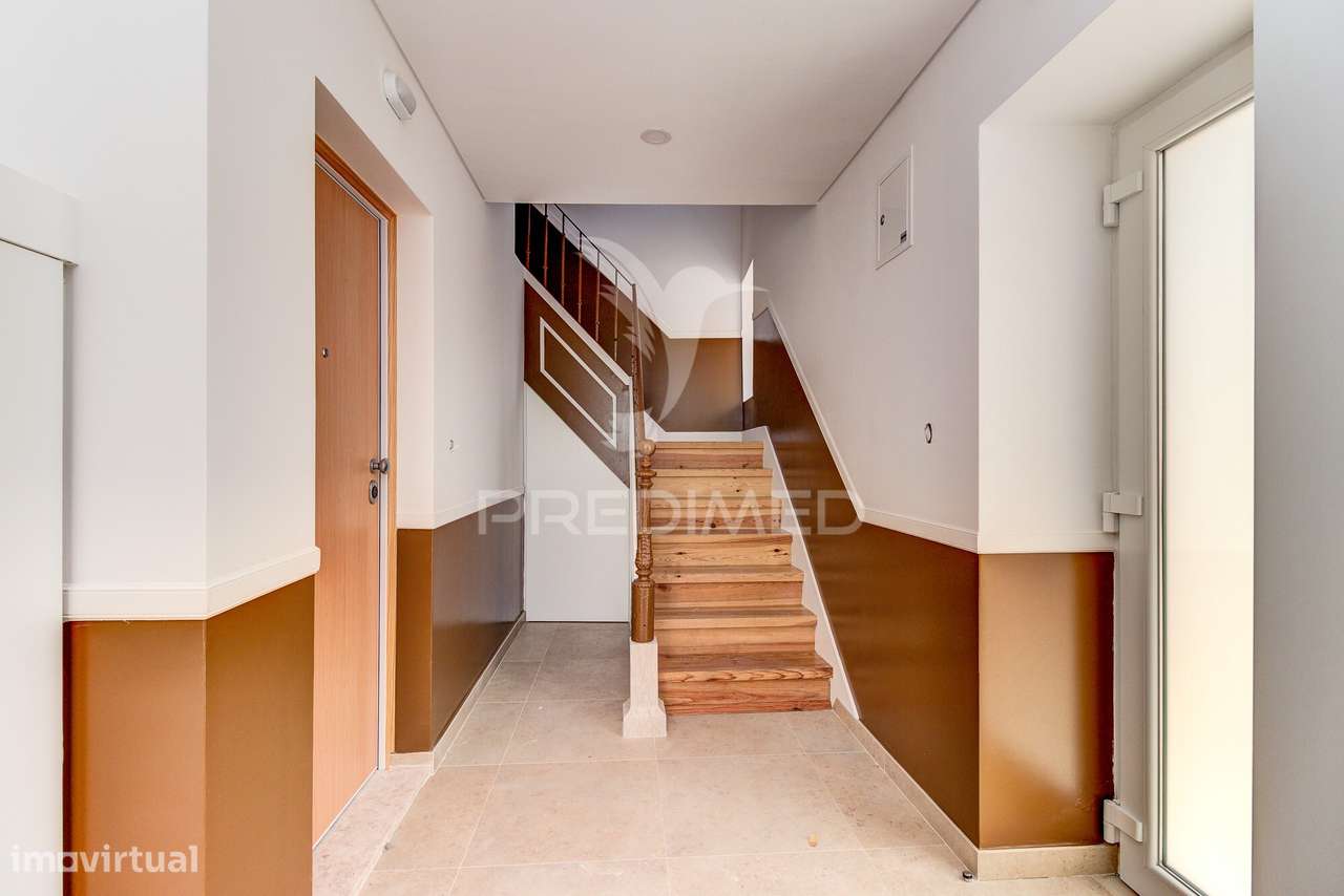 Excelente T2 totalmente reconstruído em Massamá - Grande imagem: 3/26