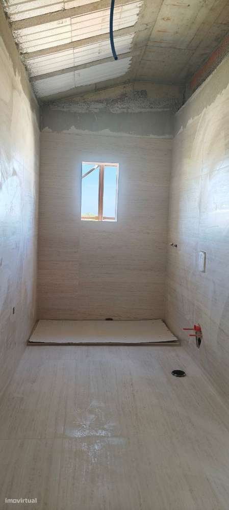 Apartamento T4 com varanda e garagem. Junto à cidade-12