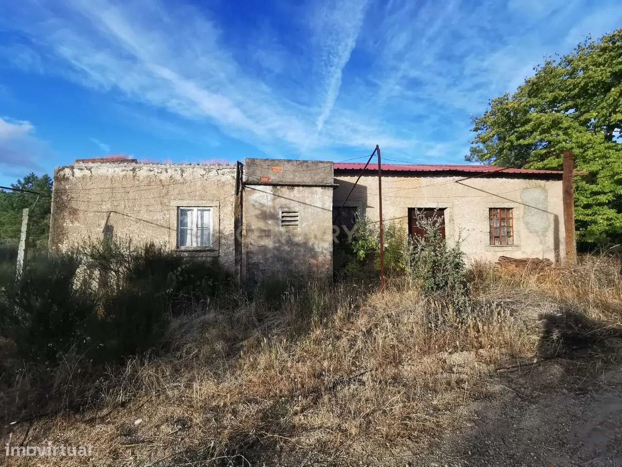 Terreno rústico com construção e poço – Freixial do Campo-9