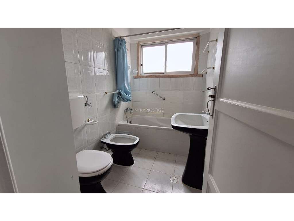 Moradia T4 com quintal e garagem em Algueirão-10