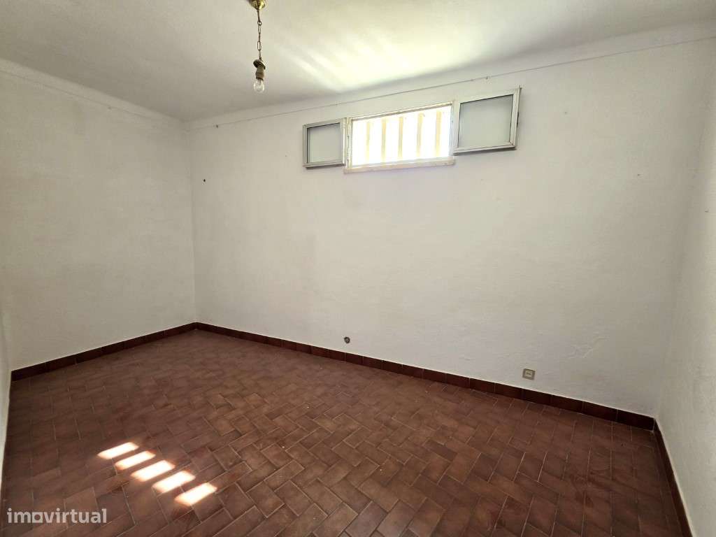 Moradia T3 em Vila Viçosa, com garagem, inserida em lote de 3500 m2-11