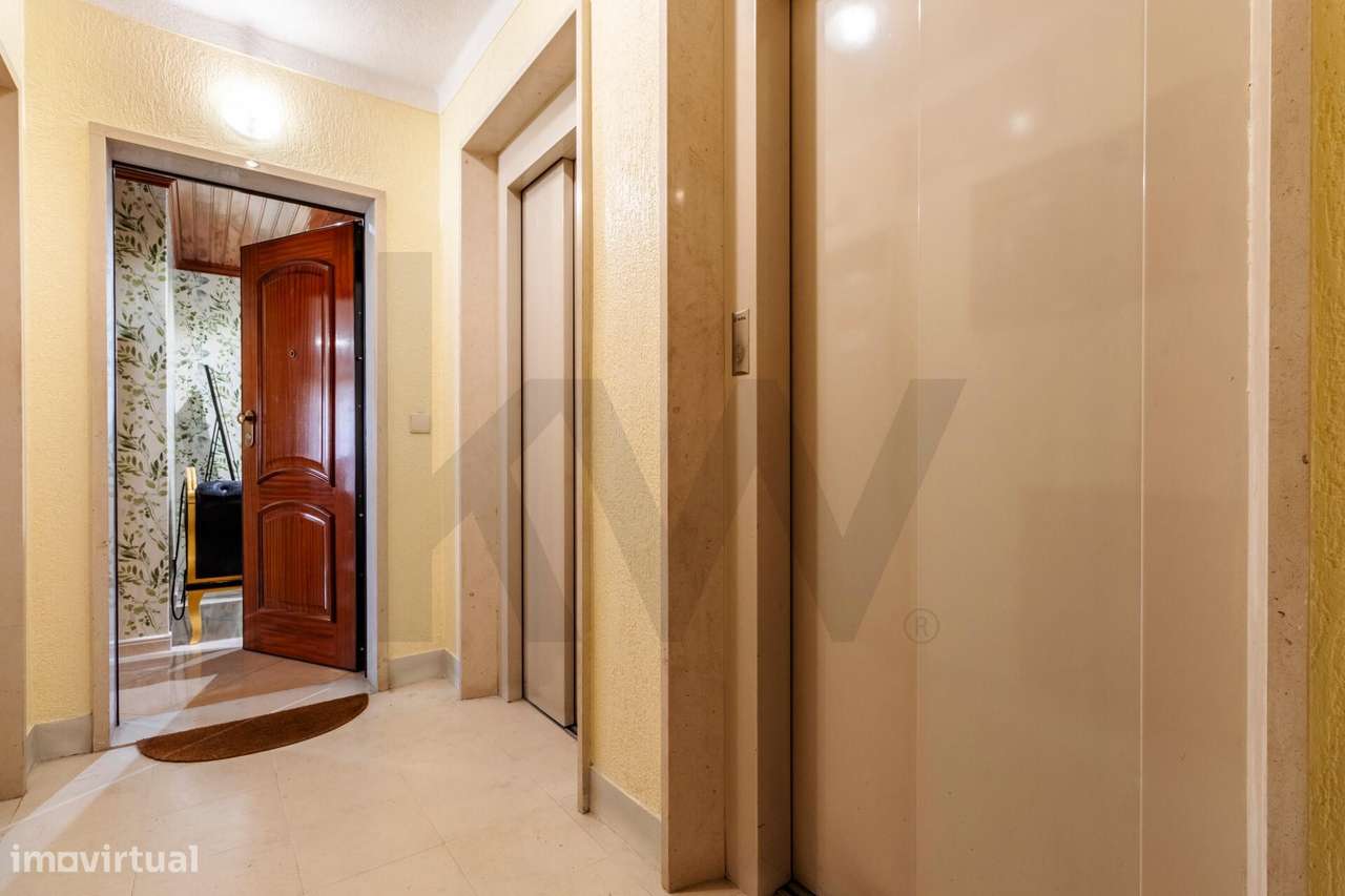 T2 na Rua Morais Soares | c/ Garagem e Elevador-24