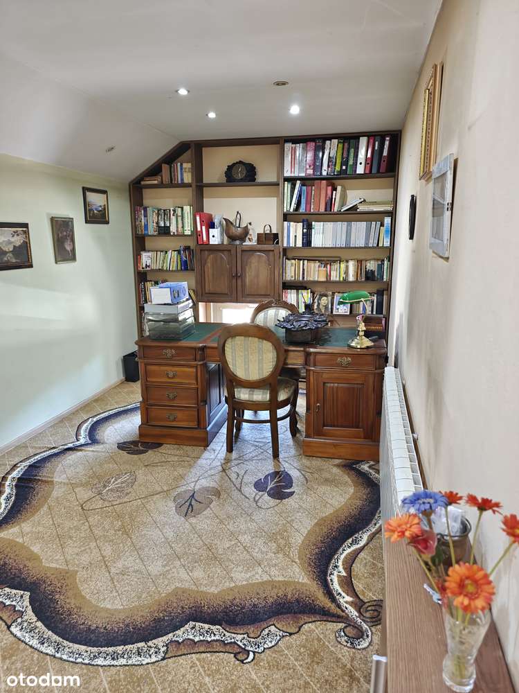 Dom wolnostojący w atrakcyjnej okolicy. Duża zadbana działka-10