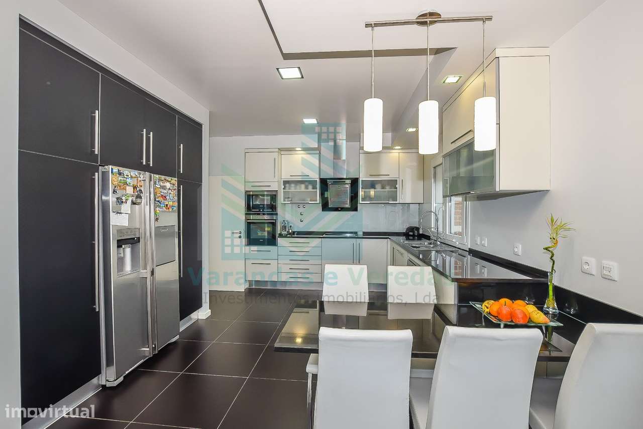 Moradia de luxo T5 com piscina e anexo-11