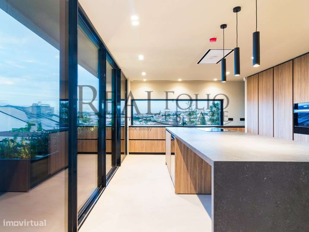 Moradia T5 com acabamentos de luxo e vista panorâmicas sobre a Baia...-11