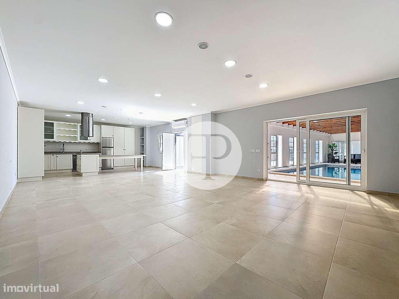 Moradia T4 com 2 suítes, piscina interior central em Alfeizerão-3