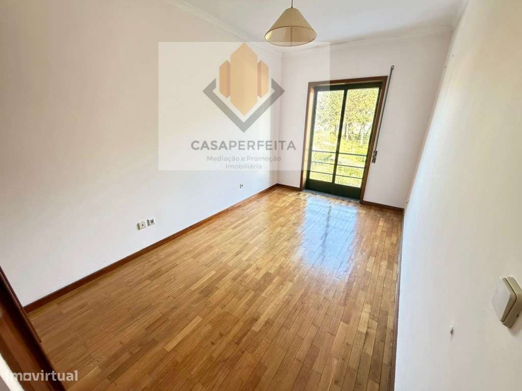 Fabuloso Apartamento T2 com Varanda e Box - Olival-9