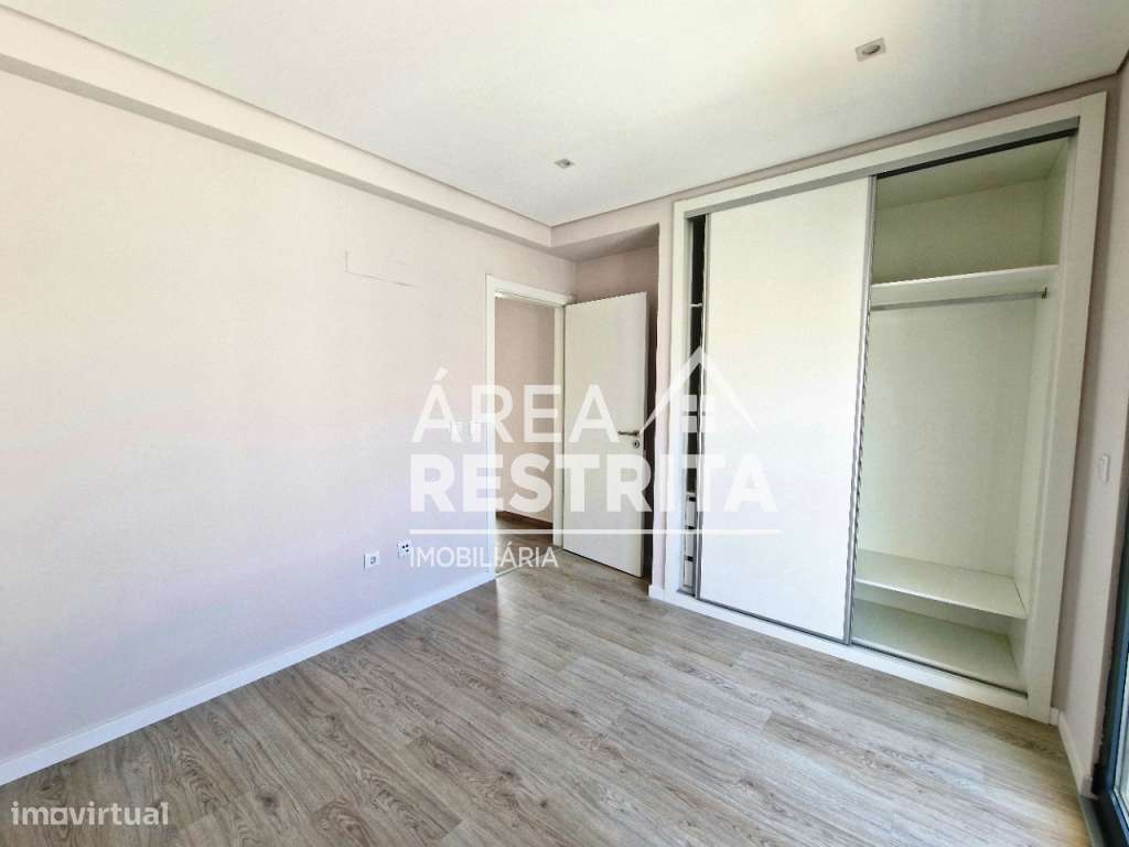 MORADIA T3 GEMINADA COM GARAGEM E TERRAÇO SUPERIOR NA QUINTA DO CONDE-9