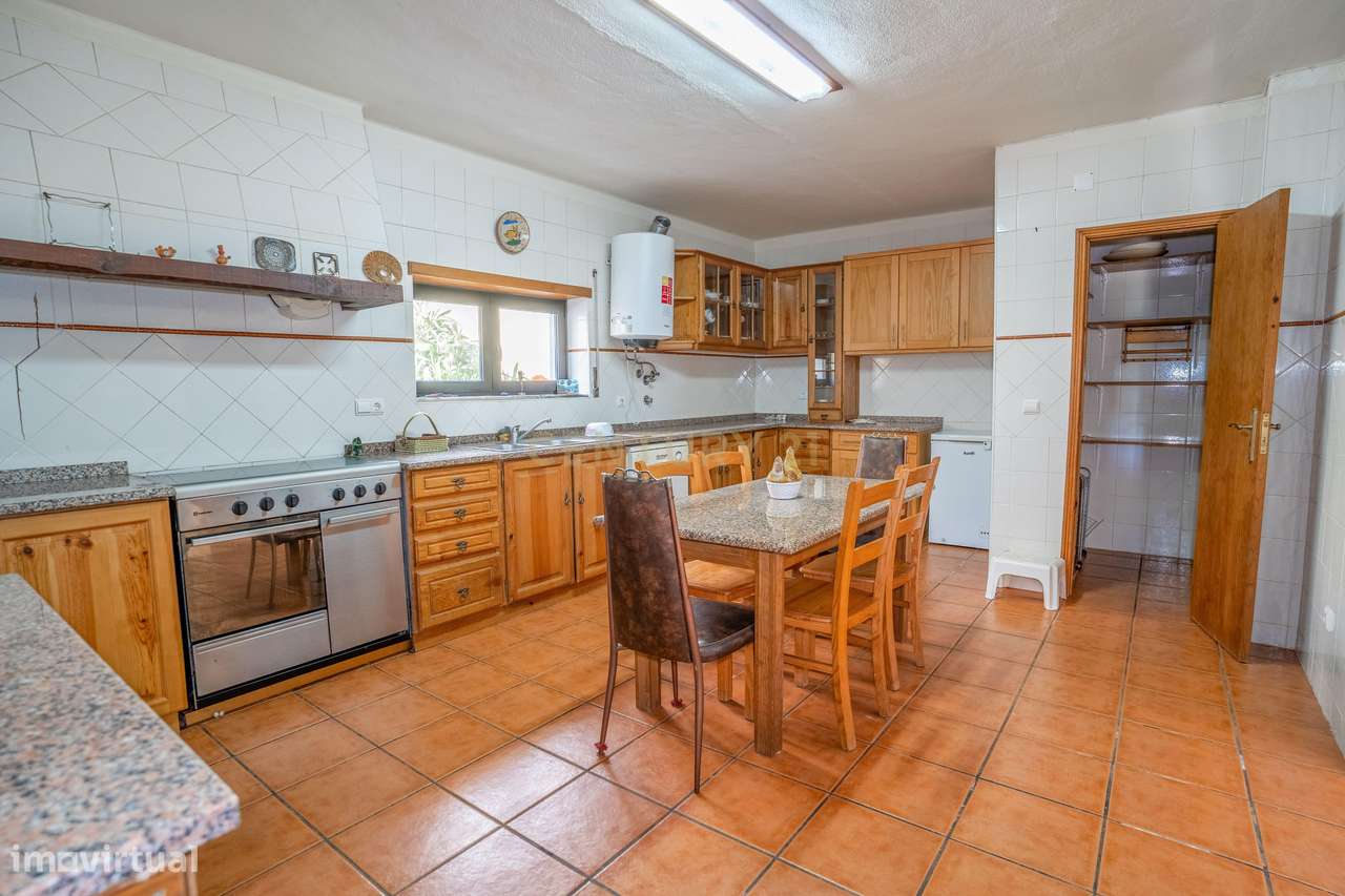 Moradia Bifamiliar com 2 Armazéns de Grande Dimensão-26