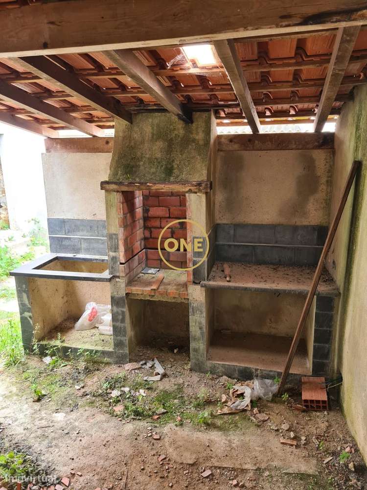 Moradia Exclusiva para reconstrução, com Projeto Aprovado e Licença a-8