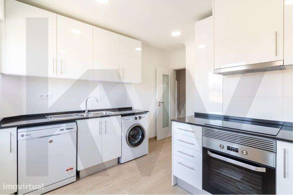São Domingos de Benfica | Apartamento T2 Remodelado c/ varanda junto a-22