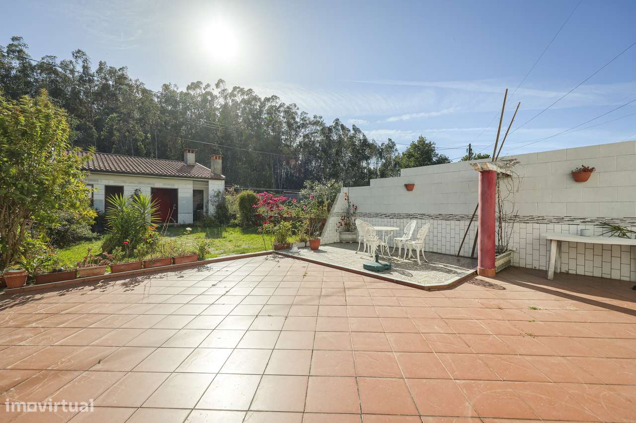 Oportunidade - Moradia T4 com anexos, garagem fechada e jardim-11