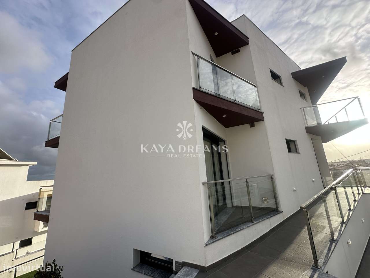 Moradia Semi Nova T4 de Luxo em Famões, a um Passo de Lisboa-6