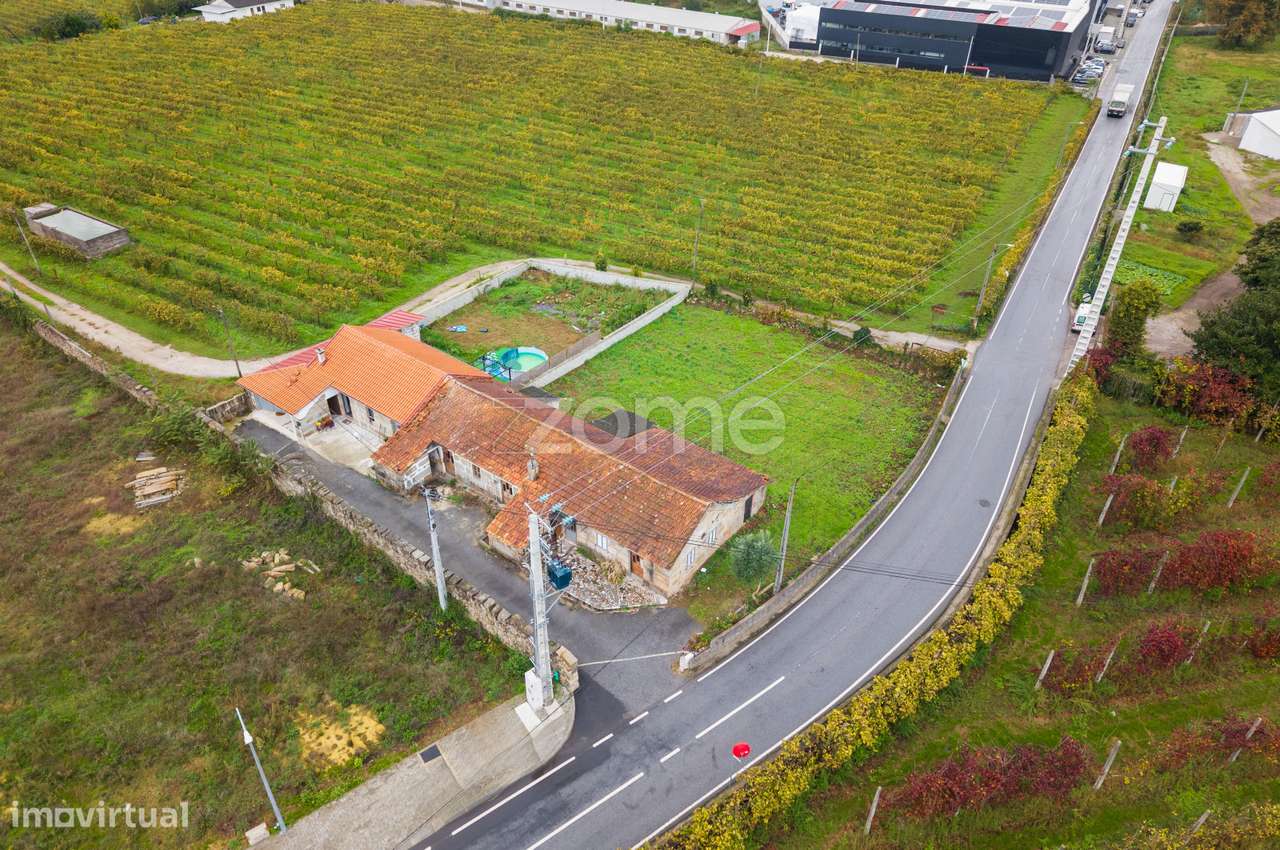 Moradia Térrea T2 com Projeto Aprovado e Amplo Espaço Exterior - Grande imagem: 2/15