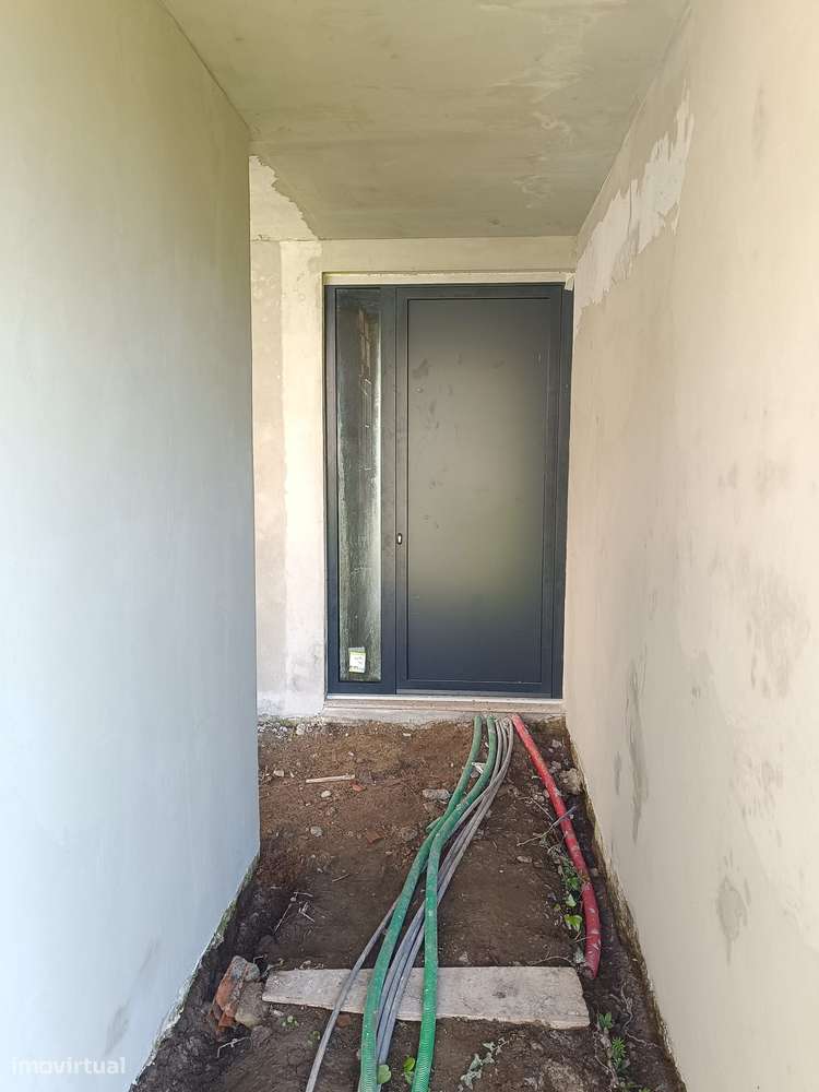 Moradia térrea isolada de 4 frentes em construção-4