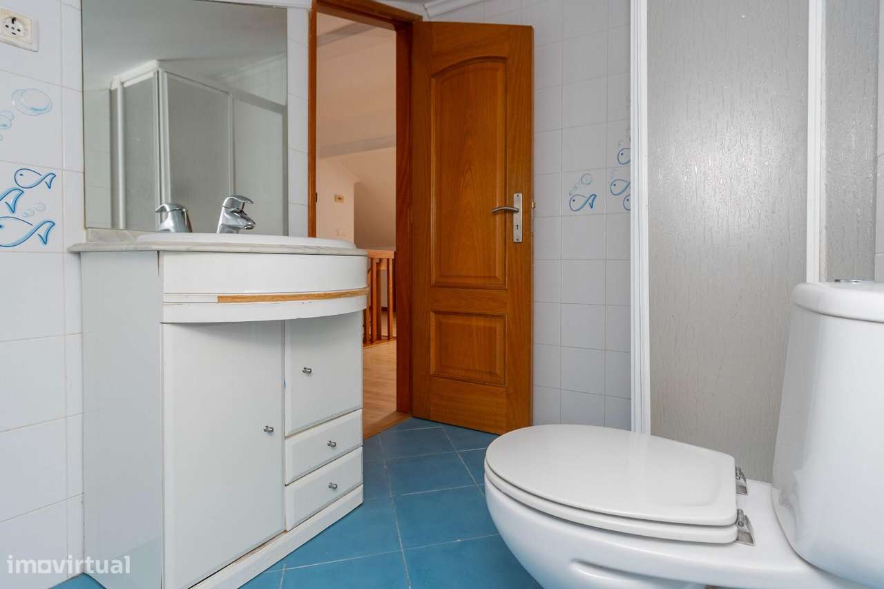 T2 Duplex com 101 m2 e 2 WC – Um apto. diferente na Amadora-30