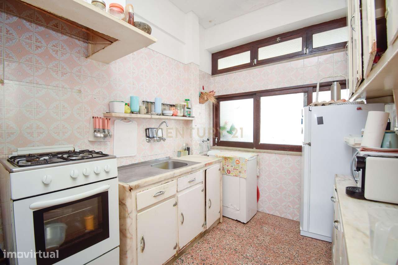Apartamento T2 em zona central, inserido em prédio com 2 elevadores e-9