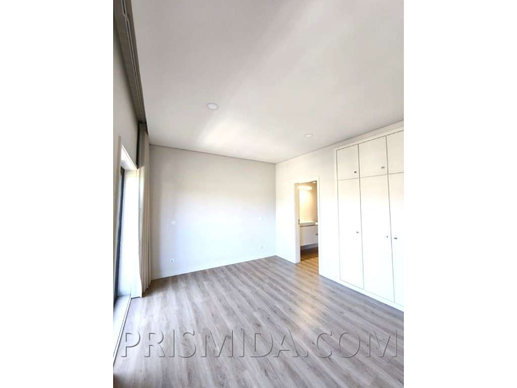 Duplex T4+office Renovado | Bi-Familiar | Terraço c/Churrasqueira-9