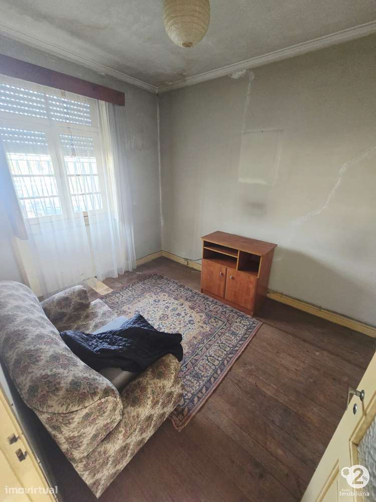 Moradia V3 no Porto perto do Parque Nascente ( para recuperar )-5