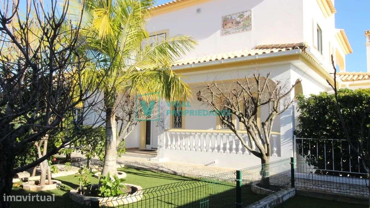 Moradia T7 com piscina e garagem em Loulé-49
