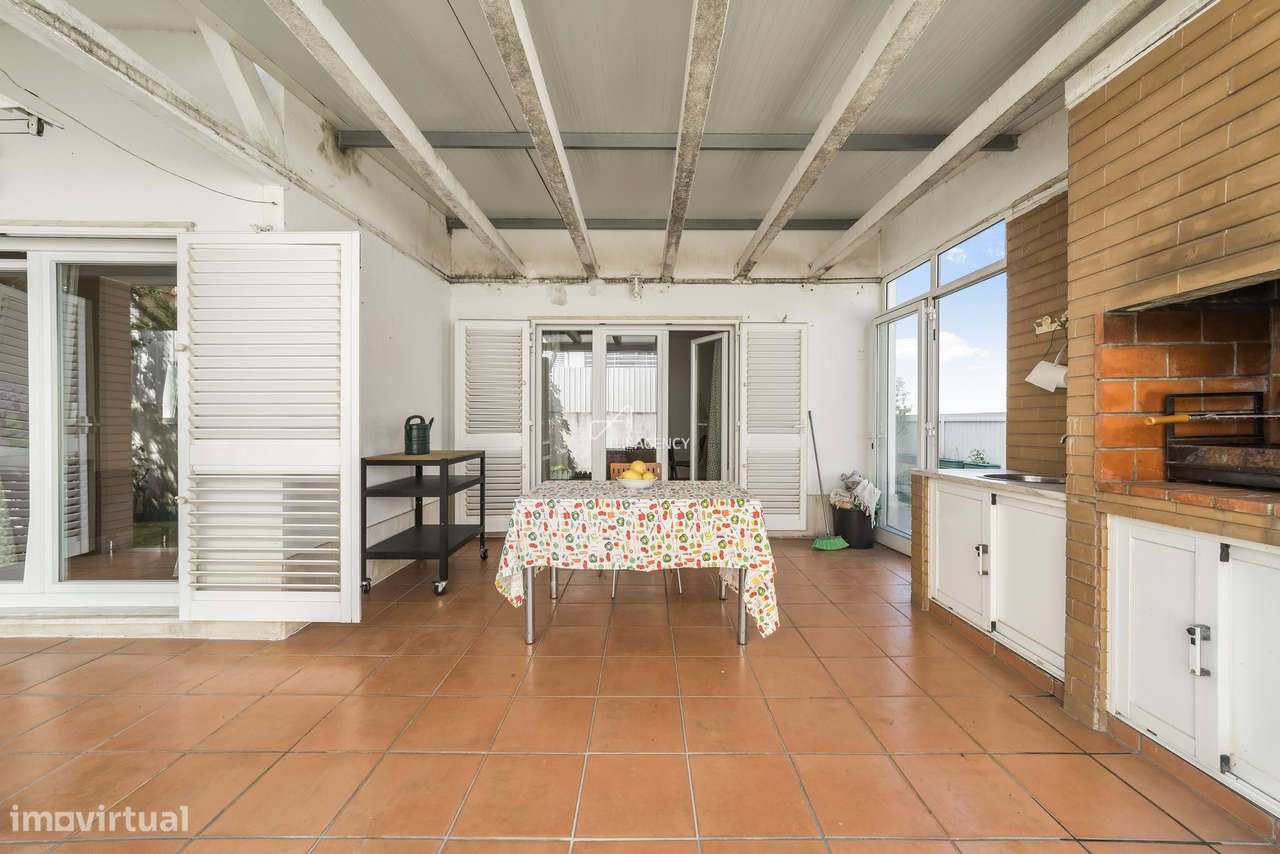 Moradia T4 Isolada e Espaçosa com Vista Rio e Excelente Localização - - Grande imagem: 5/27