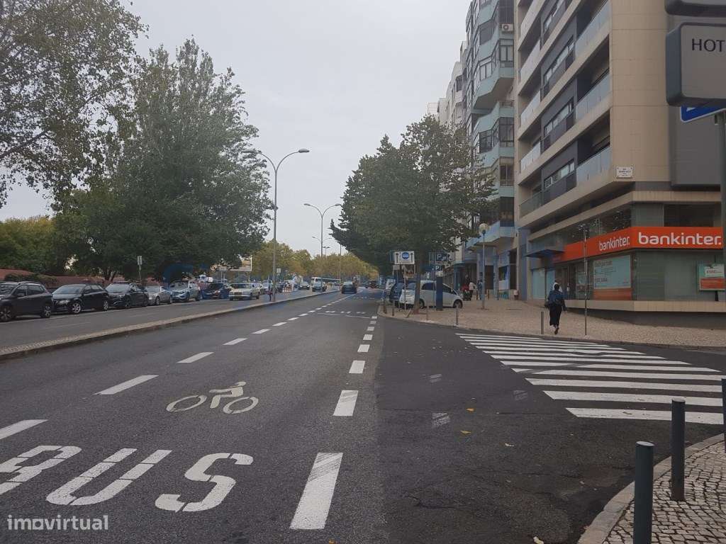 Loja com rendimento junto à Praça de Espanha com 2 lugares de estac... - Grande imagem: 5/6