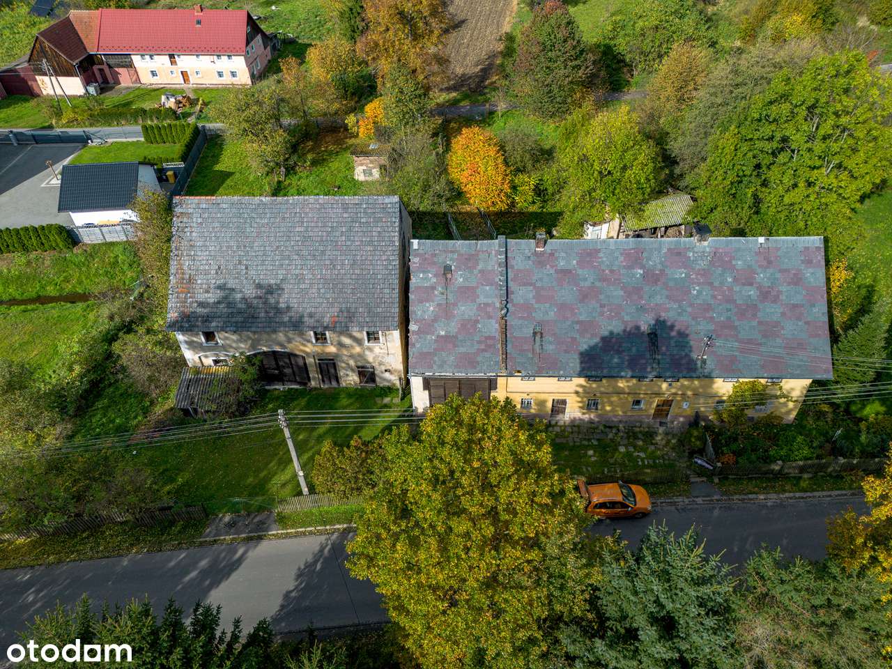 Dom z garażem i poddaszem w spokojnej okolicy-0