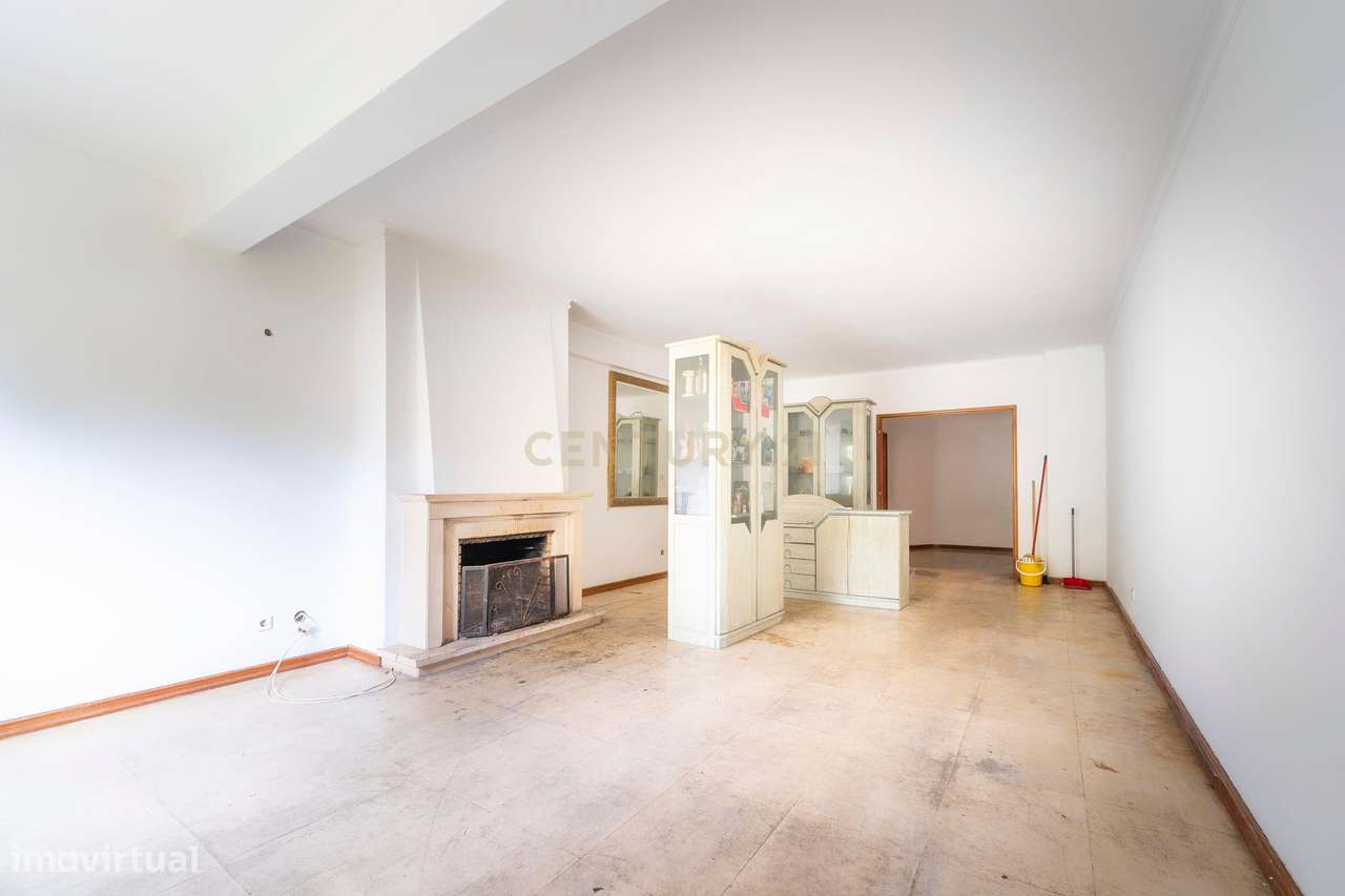 Apartamento T4 com garagem em condomínio com piscina no centro de Albu-8