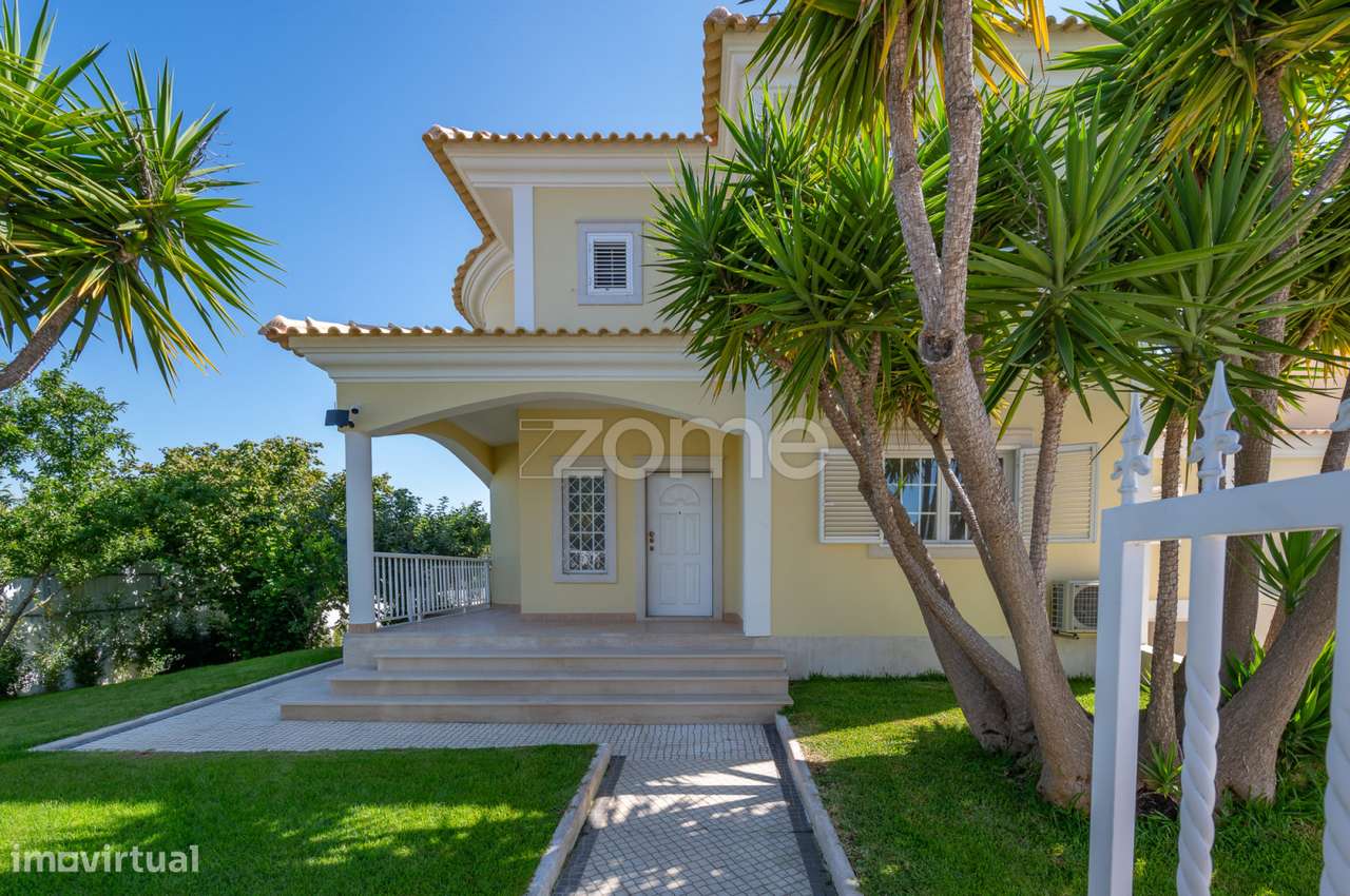 Moradia T4 Com Piscina Em Marisol