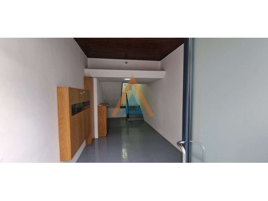 Prédio junto ao Hospital de Santa Maria da Feira - Grande imagem: 3/28