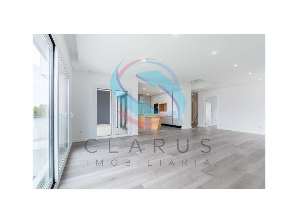 Moradia geminada à venda na Rua Infante Dom Henrique s/n-5