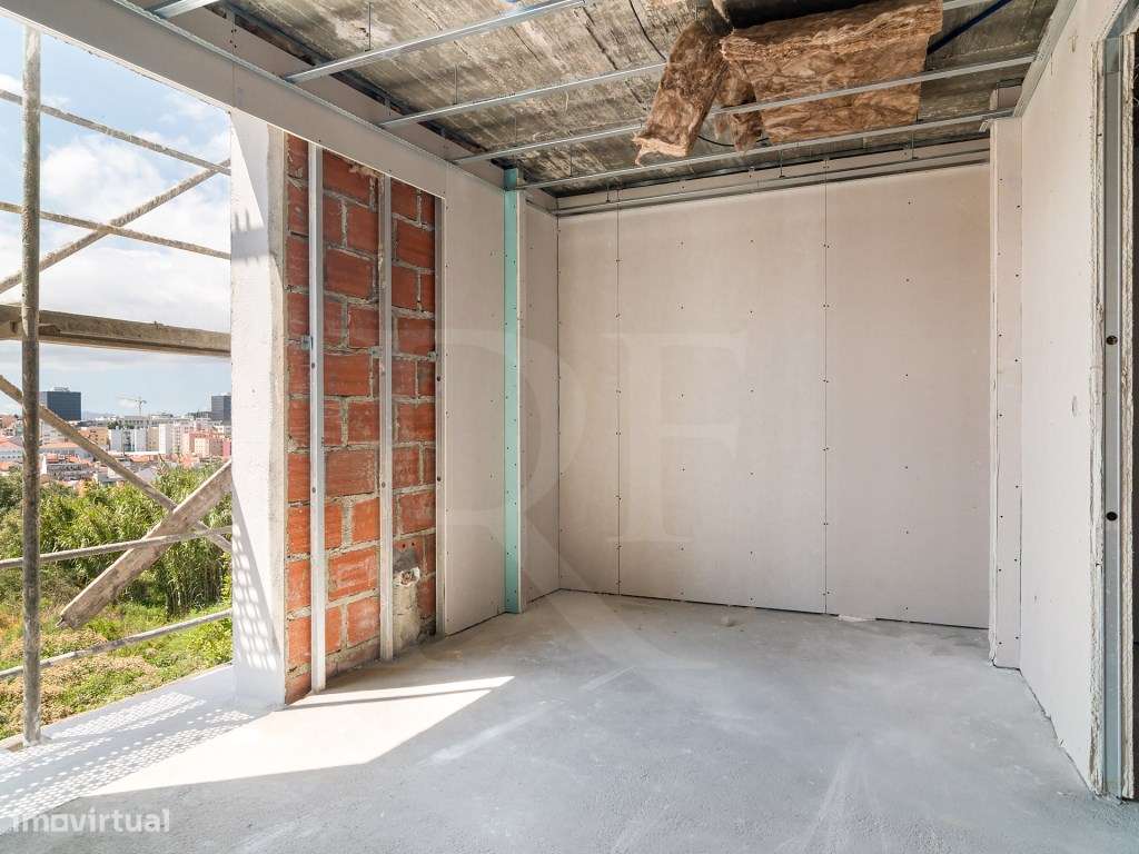 Penthouse T2 com vistas, terraço e piscina em Lisboa.-25
