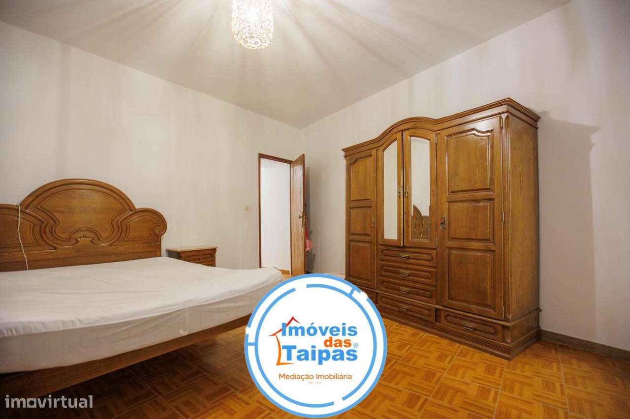 Vende-se Moradia Individual e rés-do-chão - T2-18