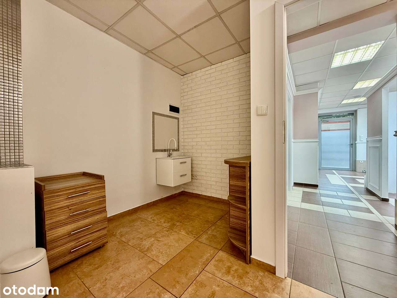 Na sprzedaż lokal użytkowy – Parking | Niski czynsz | Duża przestrzeń-17