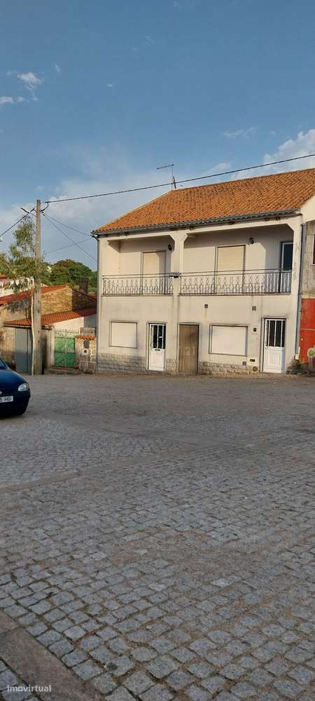 Moradia T2 com 2 espaços comerciais e garagem-9
