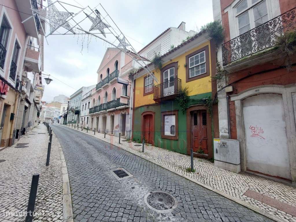 Prédio para recuperar junto á praça da fruta - Grande imagem: 2/19