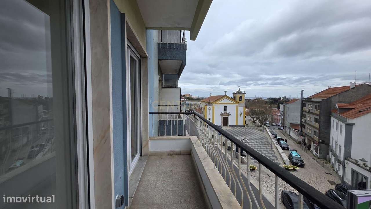 Apartamento T3 Renovado com elevador em Camarate – Pronto a Habitar-15